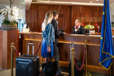 フロントデスク ホテル ハンセアティッシャー ホフの写真