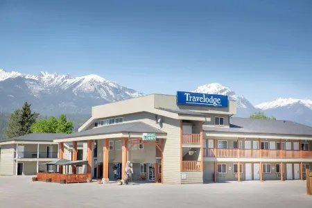 Travelodge by Wyndham Golden Sportsman Lodge Отели рядом с достопримечательностью «Йохо»