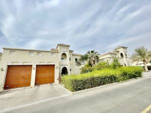 Luxurious 4b Villa with Garden Al Furjan