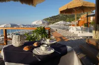 "melograno" Holiday Home with Swimming Pool and Private Beach - 발코니