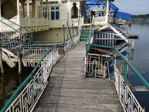 Shiraz Deluxe Houseboat