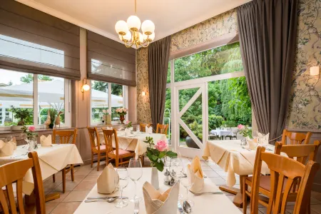 Parkhotel Güldene Berge Отели в г. Тойхерн