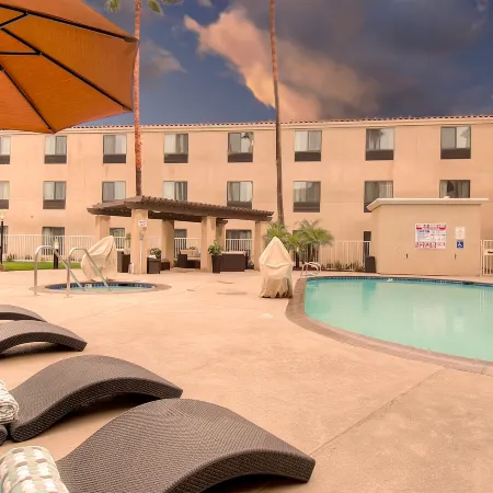 Holiday Inn Express & Suites CARLSBAD BEACH by IHG