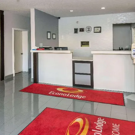 Econo Lodge Inn & Suites Medicine Hat