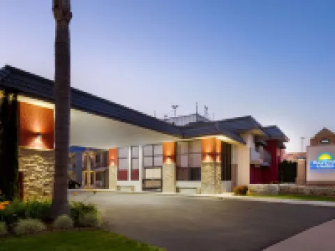 Days Inn & Suites by Wyndham Anaheim at Disneyland Park Hoteles en Anaheim