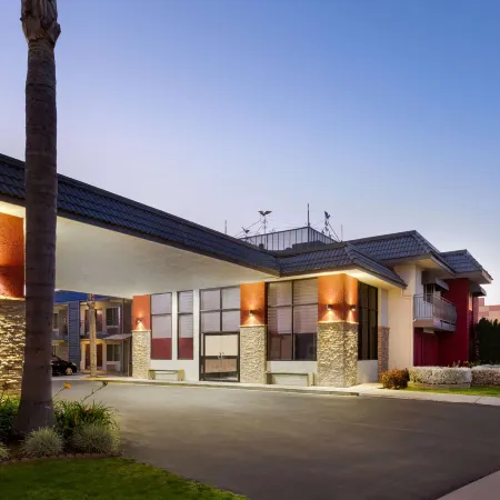 Days Inn & Suites by Wyndham Anaheim at Disneyland Park