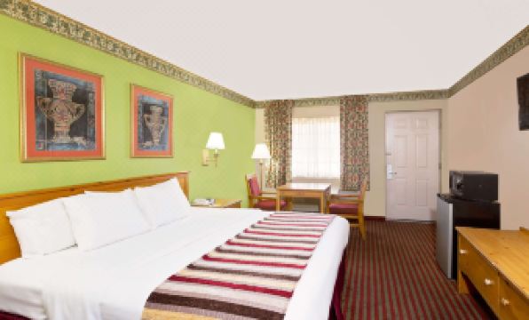 Days Inn & Suites by Wyndham Starkville