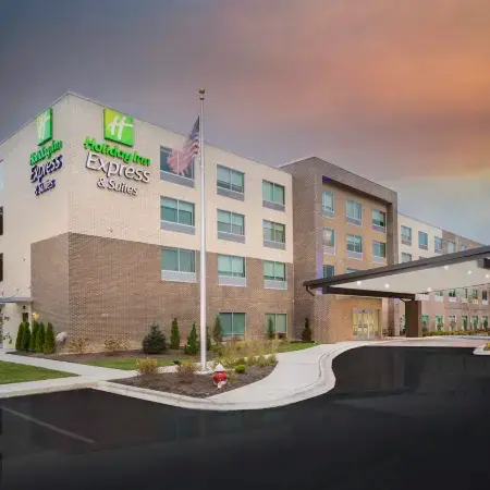 Holiday Inn Express & Suites BREVARD – CITY CENTER by IHG Отели в г. Бревард