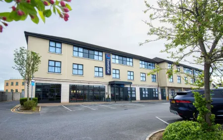 Travelodge Plus Galway Отели рядом с достопримечательностью «The Abbey»