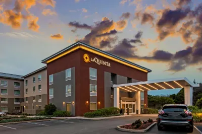 La Quinta Inn & Suites by Wyndham San Francisco Airport N Hotels near Trader Joe's