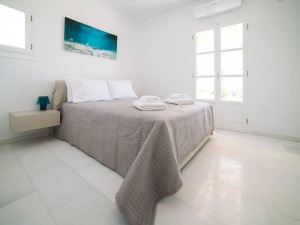 Deep Blue Villa with 4 Bedrooms in Paros