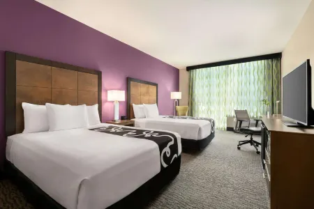 La Quinta Inn & Suites by Wyndham Burlington Отели рядом с достопримечательностью «Роозенгаард»