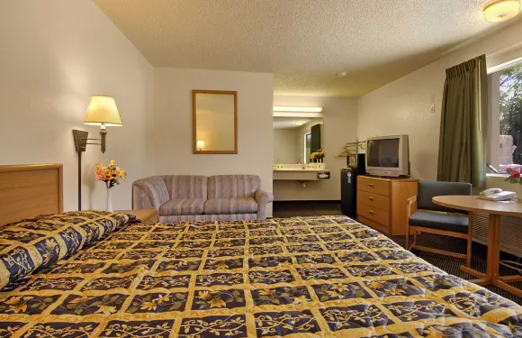 雷德布拉夫速8酒店