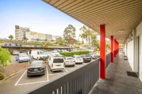 Nightcap at Shoppingtown Hotel - parking