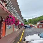 Canadas Best Value Inn and Suites Vernon - parking