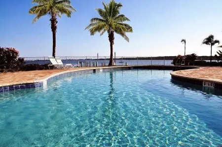 Bayview Balcony Condo, Hot tub & pool & Rum Bar!