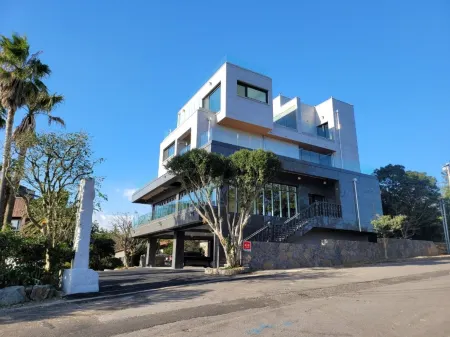 Seogwipo Dongbaek Beach Pension Отели рядом с достопримечательностью «Soesokkak Estuary»