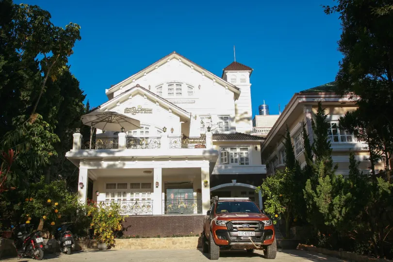 Khách sạn Sen Vàng