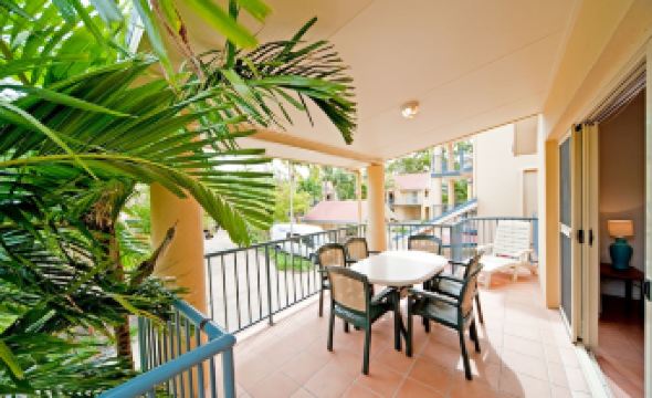 5. 앳 비치 코트 ..