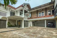 RedDoorz Plus Near Akademi Kepolisian Semarang 3 Hotell i Kaliwiru