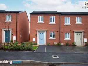 Spacious 3 Bed House with Parking & WiFi