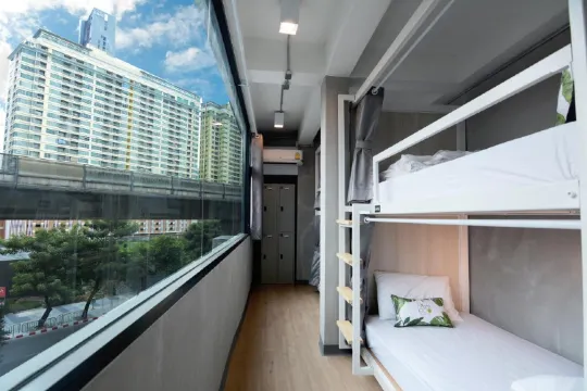 เตียงในห้องพักรวมชายหญิง 8 เตียง