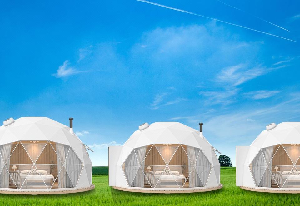 Guests have the option to choose from a variety of accommodations on the same side, including one resembling a small house at Qowiy Resort Family Dome with Jacuzzi