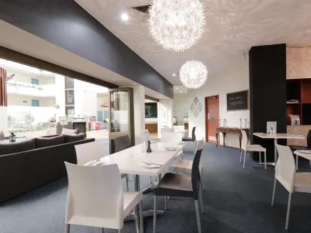 Atrium Hotel Mandurah Отели в г. Фалкон