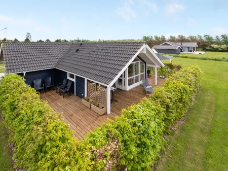 "Binna" - 1.2km to the Fjord Отели в г. Hemmet