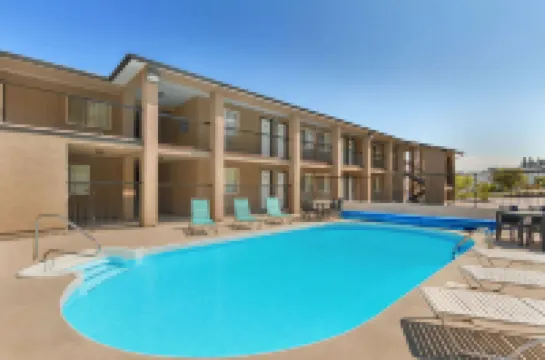 Travelodge by Wyndham Kamloops Mountview