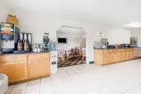 Super 8 by Wyndham Cleveland - breakfast