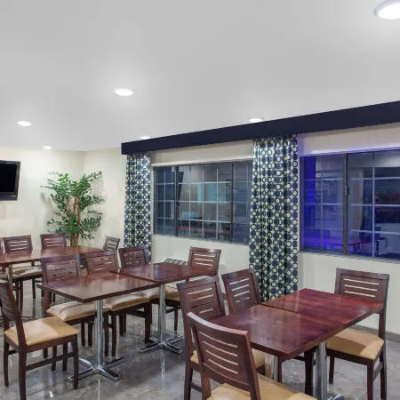 Ramada by Wyndham Culver City Отели рядом с достопримечательностью «Студия "Сони Пикчерс"»