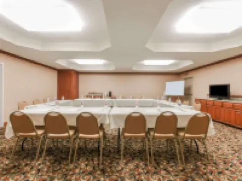 阿爾瓦拉多速8酒店 約翰遜縣酒店