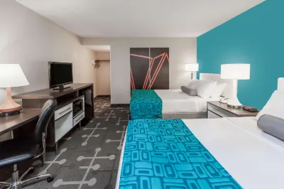Howard Johnson by Wyndham Romulus Detroit Metro Airport