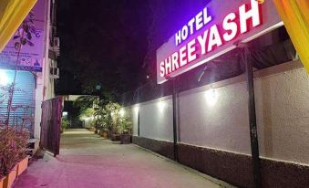 FabHotel Shreeyash Residency