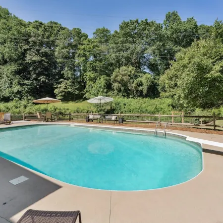 Hickory Hideaway: Pet-Friendly Haven w/ Fire Pit!