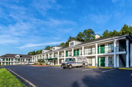 Quality Inn & Suites Near Lake Oconee