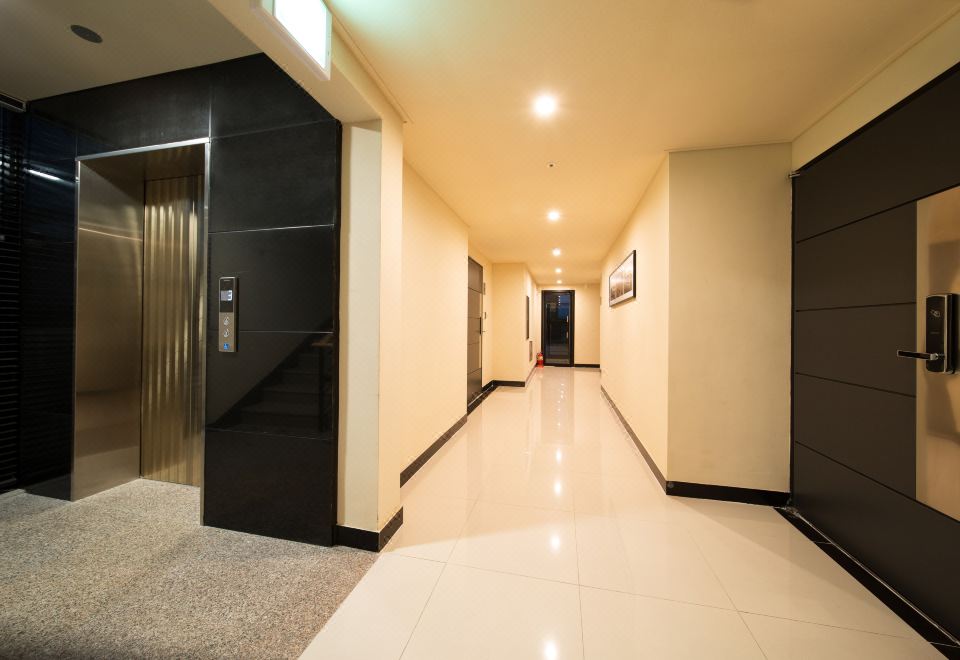 호텔 피노의 깔끔한 객실과 오션뷰