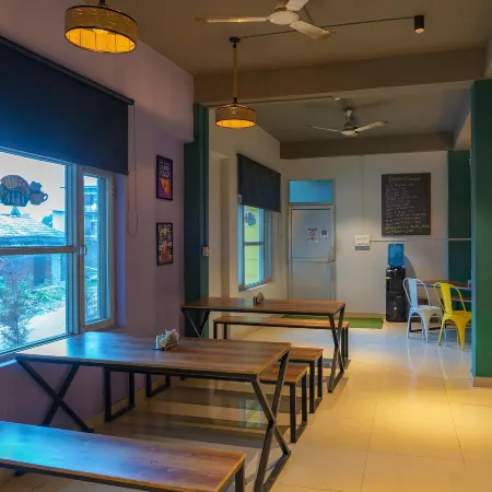 Whoopers Hostel Bir- Friends Themed