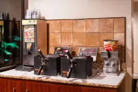La Quinta Inn & Suites by Wyndham Cocoa Beach Oceanfront - breakfast