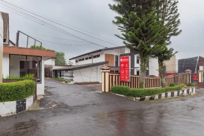 RedDoorz Near Taman Kota Lapang Merdeka Sukabumi Hotels near POLTEKES YAPKESBI