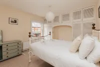 Park End House - Parking, Pet Friendly Hotels in Twyford