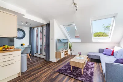Beautiful Flat Town Centre 55 Inch Smart TV + Netflix Hotels in der Nähe von St Michael and All Angels West Andover and Preschool