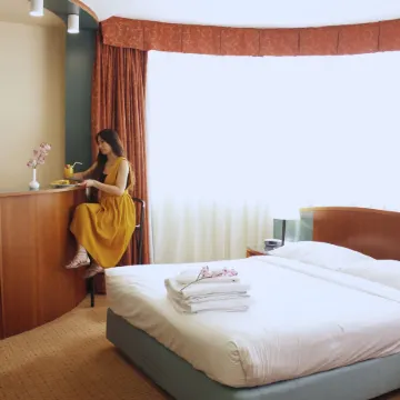Al Diar Dana Hotel Отели рядом с достопримечательностью «Торговый центр Liwa Centre»