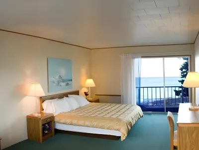 Days Inn & Suites by Wyndham St. Ignace Lakefront