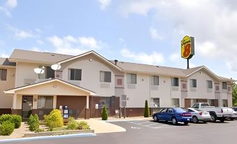 Super 8 by Wyndham Weston WV