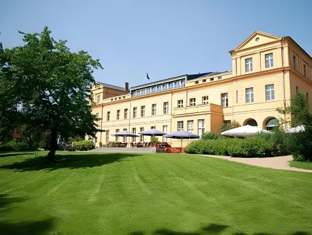 Schlosshotel Ziethen Отели в г. Фельтен
