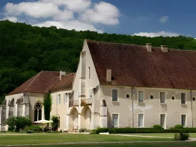 Abbaye de Reigny - Esprit de France Hotels in Saint-Cyr-les-Colons