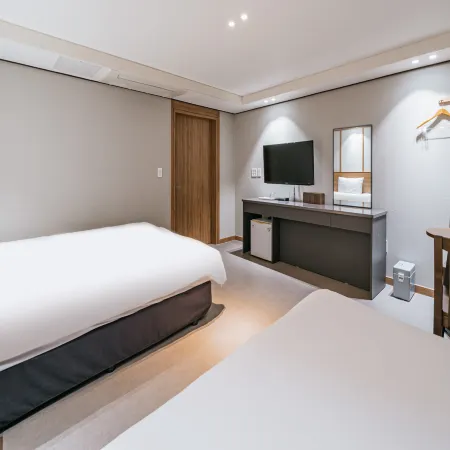 Jeju the Red Hotel Отели рядом с достопримечательностью «Храм Самсонхёль»