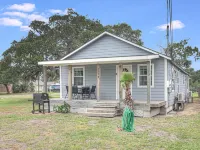 Charming Cottage with BBQ Grill and Fast WiFi - Cozy Seaside Escape
